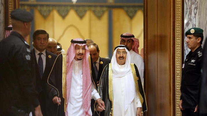 FILE - In this Saturday, June 1, 2019 file photo, Saudi King Salman, center left, is accompanied by Kuwait's Emir Sheikh Sabah al-Ahmad al-Jaber al-Sabah, center right, as they enter the Islamic Summit of the Organization of Islamic Cooperation (OIC) in Mecca, Saudi Arabia. Kuwait state television said Tuesday, Sept. 29, 2020, the country's 91-year-old ruler, Sheikh Sabah Al Ahmad Al Sabah, had died. (AP Photo/Amr Nabil, File)