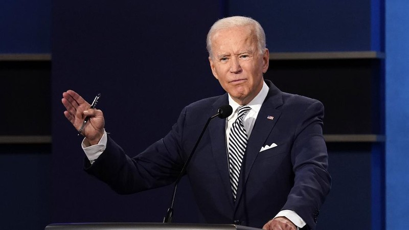 Democratic presidential candidate former Vice President Joe Biden gestures as President Donald Trump walks onto stage for the first presidential debate Tuesday, Sept. 29, 2020, at Case Western University and Cleveland Clinic, in Cleveland. (Olivier Douliery/Pool vi AP)