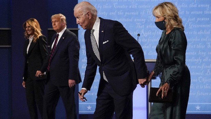 Debat presiden AS Donald Trump dan Joe Biden From l-r, first lady Melania Trump, President Donald Trump, Democratic presidential candidate former Vice President Joe Biden and Jill Biden, walk off stage at the conclusion of the first presidential debate Tuesday, Sept. 29, 2020, at Case Western University and Cleveland Clinic, in Cleveland, Ohio. (AP Photo/Julio Cortez)