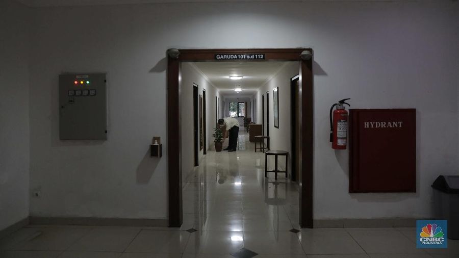Petugas merapikan kamar yang disiapkan untuk isolasi Covid-19 di Graha Wisata Ragunan, Rabu (30/9). Graha Wisata Ragunan menjadi salah satu lokasi yang ditetapkan menjadi tempat isolasi pasien COVID-19 oleh. 152 kamar tersedia di tempat ini. Gedung yang berlokasi di Jalan Harsono RM, Ragunan, Pasar Minggu, Jakarta Selatan (Jaksel) itu memiliki 3 lantai. Di depan setiap kamar, tampak ada 1 meja. Sejumlah kamar diisi 2 tempat tidur, namun ada juga kamar yang memiliki 6 tempat tidur. Untuk kamar yang ditaruh 2 tempat tidur, diberi jarak sekitar 1,5 hingga 2 meter. (CNBC Indonesia/ Muhammad Sabki)
