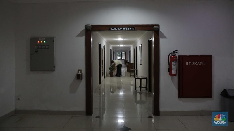 Petugas merapikan kamar yang disiapkan untuk isolasi Covid-19 di Graha Wisata Ragunan, Rabu (30/9). Graha Wisata Ragunan menjadi salah satu lokasi yang ditetapkan menjadi tempat isolasi pasien COVID-19 oleh. 152 kamar tersedia di tempat ini. Gedung yang berlokasi di Jalan Harsono RM, Ragunan, Pasar Minggu, Jakarta Selatan (Jaksel) itu memiliki 3 lantai. Di depan setiap kamar, tampak ada 1 meja. Sejumlah kamar diisi 2 tempat tidur, namun ada juga kamar yang memiliki 6 tempat tidur. Untuk kamar yang ditaruh 2 tempat tidur, diberi jarak sekitar 1,5 hingga 2 meter. (CNBC Indonesia/ Muhammad Sabki)