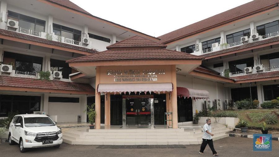 Petugas merapikan kamar yang disiapkan untuk isolasi Covid-19 di Graha Wisata Ragunan, Rabu (30/9). Graha Wisata Ragunan menjadi salah satu lokasi yang ditetapkan menjadi tempat isolasi pasien COVID-19 oleh. 152 kamar tersedia di tempat ini. Gedung yang berlokasi di Jalan Harsono RM, Ragunan, Pasar Minggu, Jakarta Selatan (Jaksel) itu memiliki 3 lantai. Di depan setiap kamar, tampak ada 1 meja. Sejumlah kamar diisi 2 tempat tidur, namun ada juga kamar yang memiliki 6 tempat tidur. Untuk kamar yang ditaruh 2 tempat tidur, diberi jarak sekitar 1,5 hingga 2 meter. (CNBC Indonesia/ Muhammad Sabki)
