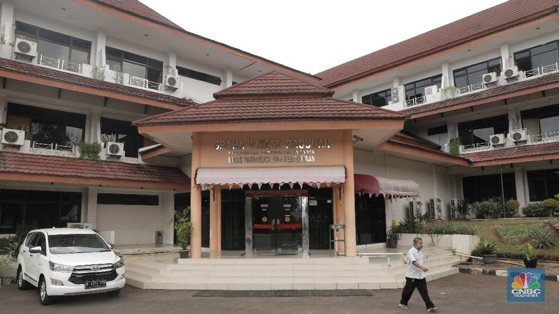 Petugas merapikan kamar yang disiapkan untuk isolasi Covid-19 di Graha Wisata Ragunan, Rabu (30/9). Graha Wisata Ragunan menjadi salah satu lokasi yang ditetapkan menjadi tempat isolasi pasien COVID-19 oleh. 152 kamar tersedia di tempat ini. Gedung yang berlokasi di Jalan Harsono RM, Ragunan, Pasar Minggu, Jakarta Selatan (Jaksel) itu memiliki 3 lantai. Di depan setiap kamar, tampak ada 1 meja. Sejumlah kamar diisi 2 tempat tidur, namun ada juga kamar yang memiliki 6 tempat tidur. Untuk kamar yang ditaruh 2 tempat tidur, diberi jarak sekitar 1,5 hingga 2 meter. (CNBC Indonesia/ Muhammad Sabki)