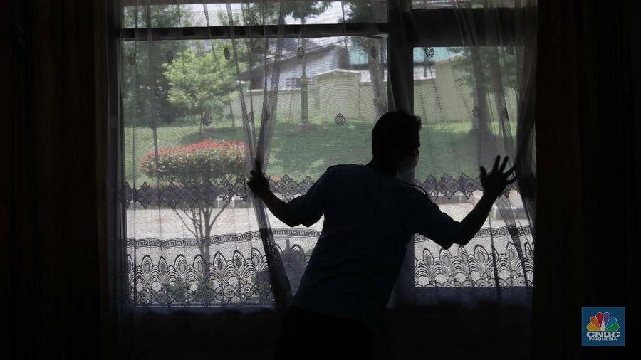 Petugas merapikan kamar yang disiapkan untuk isolasi Covid-19 di Graha Wisata Ragunan, Rabu (30/9). Graha Wisata Ragunan menjadi salah satu lokasi yang ditetapkan menjadi tempat isolasi pasien COVID-19 oleh. 152 kamar tersedia di tempat ini. Gedung yang berlokasi di Jalan Harsono RM, Ragunan, Pasar Minggu, Jakarta Selatan (Jaksel) itu memiliki 3 lantai. Di depan setiap kamar, tampak ada 1 meja. Sejumlah kamar diisi 2 tempat tidur, namun ada juga kamar yang memiliki 6 tempat tidur. Untuk kamar yang ditaruh 2 tempat tidur, diberi jarak sekitar 1,5 hingga 2 meter. (CNBC Indonesia/ Muhammad Sabki)