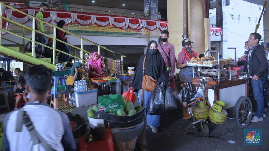 Aktifitas pedagang di Kawasan Tanah Abang, Jakarta, Rabu, 30/9. Pemerintah Provinsi (Pemprov) DKI Jakarta kembali memperpanjang Pembatasan Sosial Berskala Besar (PSBB) selama 14 hari ke depan hingga 11 Oktober untuk menekan laju penyebaran kasus covid-19. Para PKL yang terlihat berjualan didominasi pedagang pakaian. Namun ada juga pedagang makanan dan minuman. Untuk diketahui, pemerintah menerbitkan panduan protokol kesehatan bagi masyarakat di pasar demi mencegah penyebaran virus Corona (COVID-19). Pengelola pasar diminta menyediakan fasilitas cuci tangan dan melakukan disinfeksi secara berkala. Panduan mengenai protokol kesehatan di pasar itu tertuang dalam Keputusan Menteri Kesehatan RI Nomor HK.01.07/MENKES/382/2020 tentang Protokol Kesehatan bagi Masyarakat di Tempat dan Fasilitas Umum dalam Rangka Pencegahan dan Pengendalian Corona Virus Disease 2019 (COVID-19). Panduan kesehatan ditujukan kepada pengelola, pedagang, pekerja, dan pengunjung. (CNBC Indonesia/Muhammad Sabki)