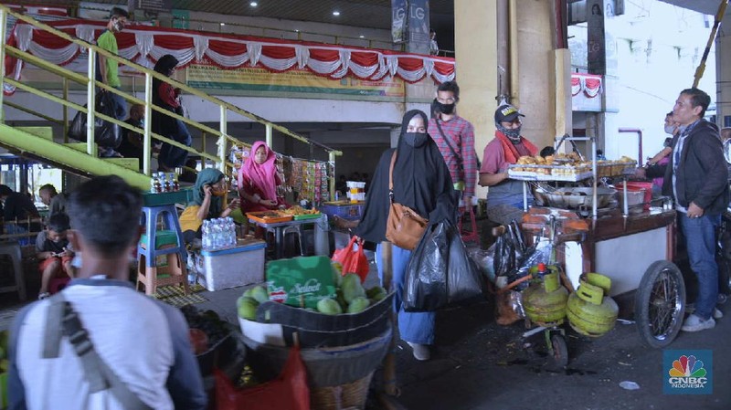Aktifitas pedagang di Kawasan Tanah Abang, Jakarta, Rabu, 30/9. Pemerintah Provinsi (Pemprov) DKI Jakarta kembali memperpanjang Pembatasan Sosial Berskala Besar (PSBB) selama 14 hari ke depan hingga 11 Oktober untuk menekan laju penyebaran kasus covid-19. Para PKL yang terlihat berjualan didominasi pedagang pakaian. Namun ada juga pedagang makanan dan minuman. Untuk diketahui, pemerintah menerbitkan panduan protokol kesehatan bagi masyarakat di pasar demi mencegah penyebaran virus Corona (COVID-19). Pengelola pasar diminta menyediakan fasilitas cuci tangan dan melakukan disinfeksi secara berkala. Panduan mengenai protokol kesehatan di pasar itu tertuang dalam Keputusan Menteri Kesehatan RI Nomor HK.01.07/MENKES/382/2020 tentang Protokol Kesehatan bagi Masyarakat di Tempat dan Fasilitas Umum dalam Rangka Pencegahan dan Pengendalian Corona Virus Disease 2019 (COVID-19). Panduan kesehatan ditujukan kepada pengelola, pedagang, pekerja, dan pengunjung. (CNBC Indonesia/Muhammad Sabki)