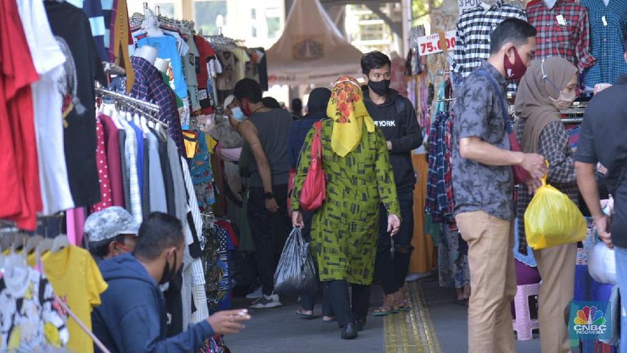 Aktifitas pedagang di Kawasan Tanah Abang, Jakarta, Rabu, 30/9. Pemerintah Provinsi (Pemprov) DKI Jakarta kembali memperpanjang Pembatasan Sosial Berskala Besar (PSBB) selama 14 hari ke depan hingga 11 Oktober untuk menekan laju penyebaran kasus covid-19. Para PKL yang terlihat berjualan didominasi pedagang pakaian. Namun ada juga pedagang makanan dan minuman. Untuk diketahui, pemerintah menerbitkan panduan protokol kesehatan bagi masyarakat di pasar demi mencegah penyebaran virus Corona (COVID-19). Pengelola pasar diminta menyediakan fasilitas cuci tangan dan melakukan disinfeksi secara berkala. Panduan mengenai protokol kesehatan di pasar itu tertuang dalam Keputusan Menteri Kesehatan RI Nomor HK.01.07/MENKES/382/2020 tentang Protokol Kesehatan bagi Masyarakat di Tempat dan Fasilitas Umum dalam Rangka Pencegahan dan Pengendalian Corona Virus Disease 2019 (COVID-19). Panduan kesehatan ditujukan kepada pengelola, pedagang, pekerja, dan pengunjung. (CNBC Indonesia/Muhammad Sabki)