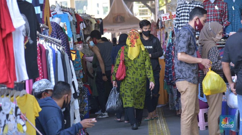 Aktifitas pedagang di Kawasan Tanah Abang, Jakarta, Rabu, 30/9. Pemerintah Provinsi (Pemprov) DKI Jakarta kembali memperpanjang Pembatasan Sosial Berskala Besar (PSBB) selama 14 hari ke depan hingga 11 Oktober untuk menekan laju penyebaran kasus covid-19. Para PKL yang terlihat berjualan didominasi pedagang pakaian. Namun ada juga pedagang makanan dan minuman. Untuk diketahui, pemerintah menerbitkan panduan protokol kesehatan bagi masyarakat di pasar demi mencegah penyebaran virus Corona (COVID-19). Pengelola pasar diminta menyediakan fasilitas cuci tangan dan melakukan disinfeksi secara berkala. Panduan mengenai protokol kesehatan di pasar itu tertuang dalam Keputusan Menteri Kesehatan RI Nomor HK.01.07/MENKES/382/2020 tentang Protokol Kesehatan bagi Masyarakat di Tempat dan Fasilitas Umum dalam Rangka Pencegahan dan Pengendalian Corona Virus Disease 2019 (COVID-19). Panduan kesehatan ditujukan kepada pengelola, pedagang, pekerja, dan pengunjung. (CNBC Indonesia/Muhammad Sabki)