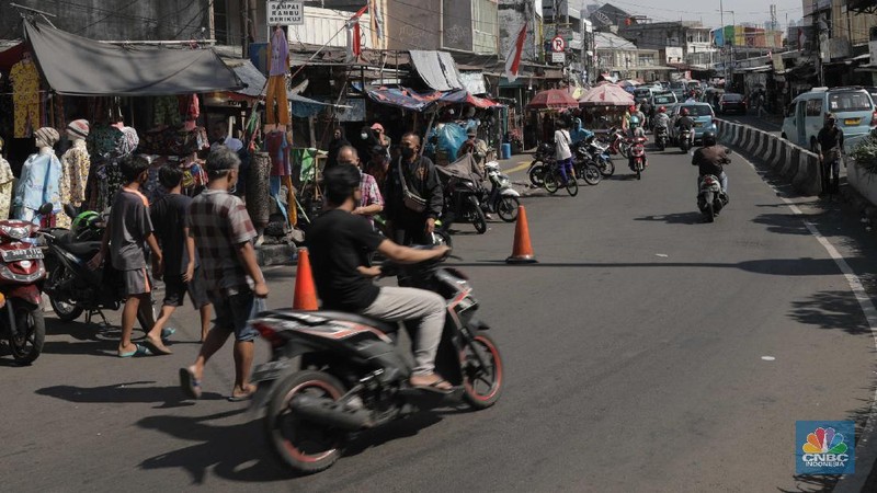 Aktifitas pedagang di Kawasan Tanah Abang, Jakarta, Rabu, 30/9. Pemerintah Provinsi (Pemprov) DKI Jakarta kembali memperpanjang Pembatasan Sosial Berskala Besar (PSBB) selama 14 hari ke depan hingga 11 Oktober untuk menekan laju penyebaran kasus covid-19. Para PKL yang terlihat berjualan didominasi pedagang pakaian. Namun ada juga pedagang makanan dan minuman. Untuk diketahui, pemerintah menerbitkan panduan protokol kesehatan bagi masyarakat di pasar demi mencegah penyebaran virus Corona (COVID-19). Pengelola pasar diminta menyediakan fasilitas cuci tangan dan melakukan disinfeksi secara berkala. Panduan mengenai protokol kesehatan di pasar itu tertuang dalam Keputusan Menteri Kesehatan RI Nomor HK.01.07/MENKES/382/2020 tentang Protokol Kesehatan bagi Masyarakat di Tempat dan Fasilitas Umum dalam Rangka Pencegahan dan Pengendalian Corona Virus Disease 2019 (COVID-19). Panduan kesehatan ditujukan kepada pengelola, pedagang, pekerja, dan pengunjung. (CNBC Indonesia/Muhammad Sabki)