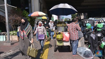 Pasar Tanah Abang Aktifitas pedagang di Kawasan Tanah Abang, Jakarta, Rabu, 30/9. Pemerintah Provinsi (Pemprov) DKI Jakarta kembali memperpanjang Pembatasan Sosial Berskala Besar (PSBB) selama 14 hari ke depan hingga 11 Oktober untuk menekan laju penyebaran kasus covid-19. Para PKL yang terlihat berjualan didominasi pedagang pakaian. Namun ada juga pedagang makanan dan minuman. Untuk diketahui, pemerintah menerbitkan panduan protokol kesehatan bagi masyarakat di pasar demi mencegah penyebaran virus Corona (COVID-19). Pengelola pasar diminta menyediakan fasilitas cuci tangan dan melakukan disinfeksi secara berkala. Panduan mengenai protokol kesehatan di pasar itu tertuang dalam Keputusan Menteri Kesehatan RI Nomor HK.01.07/MENKES/382/2020 tentang Protokol Kesehatan bagi Masyarakat di Tempat dan Fasilitas Umum dalam Rangka Pencegahan dan Pengendalian Corona Virus Disease 2019 (COVID-19). Panduan kesehatan ditujukan kepada pengelola, pedagang, pekerja, dan pengunjung. (CNBC Indonesia/Muhammad Sabki)