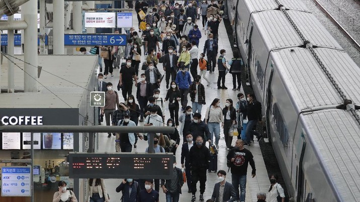 Penumpang Kereta saat Libur Chuseok People wearing face masks to help protect against the spread of the coronavirus exit a train ahead of the upcoming Chuseok holiday, the Korean version of Thanksgiving Day, at the Seoul Railway Station in Seoul, South Korea, Tuesday, Sept. 29, 2020. (AP Photo/Ahn Young-joon)