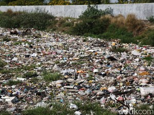 Buang Sampah ke Sungai, Danau dan Laut Hukumnya Haram
