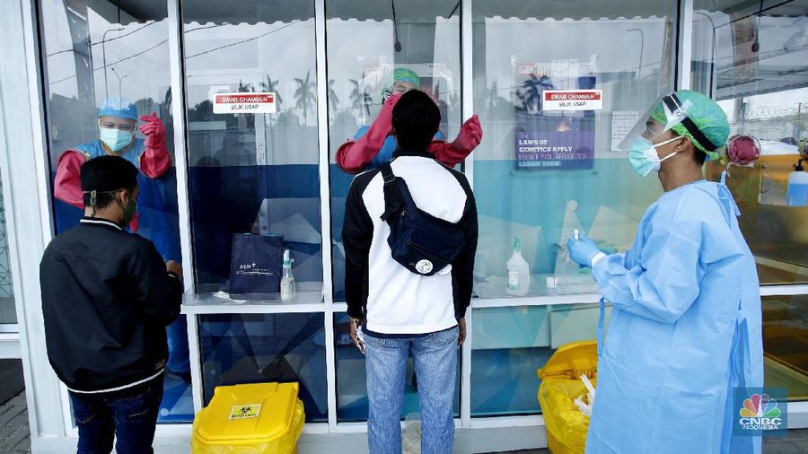 Tenaga kesehatan menggunakan alat pelindung diri (APD) mengambil sampel darah dengan metode swab test di GSI Lab (Genomik Solidaritas Indonesia Laboratorium), Cilandak, Jakarta Selatan, Rabu (30/9/2020). (CNBC Indonesia/Tri Susilo)

Untuk memutus rantai penularan Covid-19, Genomik Solidaritas Indonesia (GSI Lab) membuka laboratorium tes PCR berstandar Biosafety Level (BSL) 2+. 

Laboraturium GSI Lab dirancang untuk memberikan pelayanan tes PCR yang tidak hanya bersekala masif, namun jugamemberikan hasil tes yabg cepat sehinggal hasil tes dapat diakses pada hari yang sama atau setidaknya H+1 (setelah tes).  

Untuk pasien drive thru sehari bisa 500 orang sedangkan SCR 5000 sempel perharinya.  (CNBC Indonesia/ Tri Susilo)