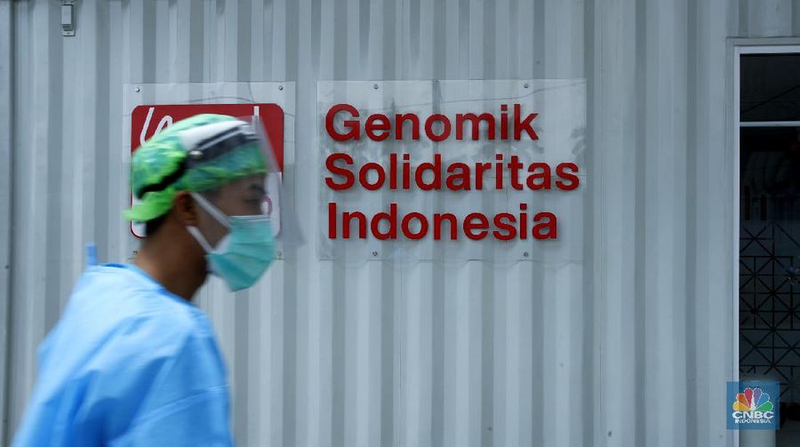 Tenaga kesehatan menggunakan alat pelindung diri (APD) mengambil sampel darah dengan metode swab test di GSI Lab (Genomik Solidaritas Indonesia Laboratorium), Cilandak, Jakarta Selatan, Rabu (30/9/2020). (CNBC Indonesia/Tri Susilo)
Untuk memutus rantai penularan Covid-19, Genomik Solidaritas Indonesia (GSI Lab) membuka laboratorium tes PCR berstandar Biosafety Level (BSL) 2+.
Laboraturium GSI Lab dirancang untuk memberikan pelayanan tes PCR yang tidak hanya bersekala masif, namun jugamemberikan hasil tes yabg cepat sehinggal hasil tes dapat diakses pada hari yang sama atau setidaknya H+1 (setelah tes).
Untuk pasien drive thru sehari bisa 500 orang sedangkan SCR 5000 sempel perharinya. (CNBC Indonesia/ Tri Susilo)
