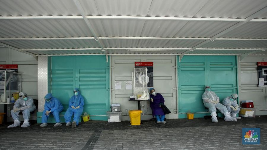 Tenaga kesehatan menggunakan alat pelindung diri (APD) mengambil sampel darah dengan metode swab test di GSI Lab (Genomik Solidaritas Indonesia Laboratorium), Cilandak, Jakarta Selatan, Rabu (30/9/2020). (CNBC Indonesia/Tri Susilo)

Untuk memutus rantai penularan Covid-19, Genomik Solidaritas Indonesia (GSI Lab) membuka laboratorium tes PCR berstandar Biosafety Level (BSL) 2+. 

Laboraturium GSI Lab dirancang untuk memberikan pelayanan tes PCR yang tidak hanya bersekala masif, namun jugamemberikan hasil tes yabg cepat sehinggal hasil tes dapat diakses pada hari yang sama atau setidaknya H+1 (setelah tes).  

Untuk pasien drive thru sehari bisa 500 orang sedangkan SCR 5000 sempel perharinya.  (CNBC Indonesia/ Tri Susilo)
