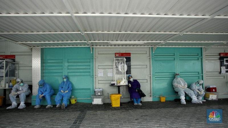 Tenaga kesehatan menggunakan alat pelindung diri (APD) mengambil sampel darah dengan metode swab test di GSI Lab (Genomik Solidaritas Indonesia Laboratorium), Cilandak, Jakarta Selatan, Rabu (30/9/2020). (CNBC Indonesia/Tri Susilo)

Untuk memutus rantai penularan Covid-19, Genomik Solidaritas Indonesia (GSI Lab) membuka laboratorium tes PCR berstandar Biosafety Level (BSL) 2+. 

Laboraturium GSI Lab dirancang untuk memberikan pelayanan tes PCR yang tidak hanya bersekala masif, namun jugamemberikan hasil tes yabg cepat sehinggal hasil tes dapat diakses pada hari yang sama atau setidaknya H+1 (setelah tes).  

Untuk pasien drive thru sehari bisa 500 orang sedangkan SCR 5000 sempel perharinya.  (CNBC Indonesia/ Tri Susilo)