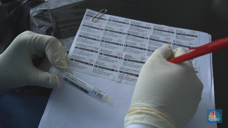 Tenaga kesehatan menggunakan alat pelindung diri (APD) mengambil sampel darah dengan metode swab test di GSI Lab (Genomik Solidaritas Indonesia Laboratorium), Cilandak, Jakarta Selatan, Rabu (30/9/2020). (CNBC Indonesia/Tri Susilo)

Untuk memutus rantai penularan Covid-19, Genomik Solidaritas Indonesia (GSI Lab) membuka laboratorium tes PCR berstandar Biosafety Level (BSL) 2+. 

Laboraturium GSI Lab dirancang untuk memberikan pelayanan tes PCR yang tidak hanya bersekala masif, namun jugamemberikan hasil tes yabg cepat sehinggal hasil tes dapat diakses pada hari yang sama atau setidaknya H+1 (setelah tes).  

Untuk pasien drive thru sehari bisa 500 orang sedangkan SCR 5000 sempel perharinya.  (CNBC Indonesia/ Tri Susilo)