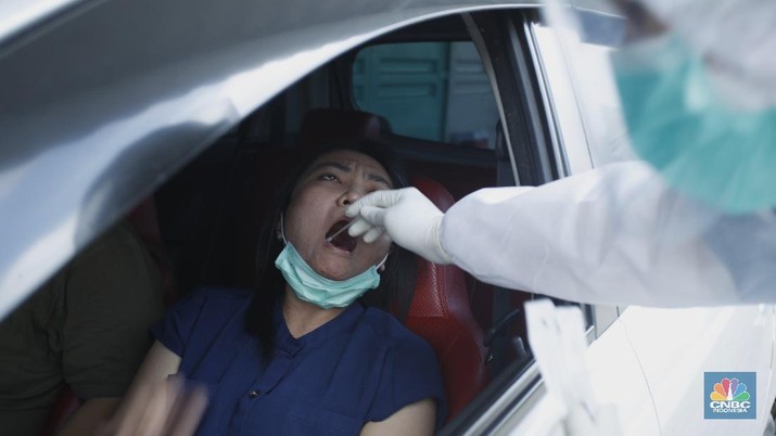Tenaga kesehatan menggunakan alat pelindung diri (APD) mengambil sampel darah dengan metode swab test di GSI Lab (Genomik Solidaritas Indonesia Laboratorium), Cilandak, Jakarta Selatan, Rabu (30/9/2020). (CNBC Indonesia/Tri Susilo)

Untuk memutus rantai penularan Covid-19, Genomik Solidaritas Indonesia (GSI Lab) membuka laboratorium tes PCR berstandar Biosafety Level (BSL) 2+. 

Laboraturium GSI Lab dirancang untuk memberikan pelayanan tes PCR yang tidak hanya bersekala masif, namun jugamemberikan hasil tes yabg cepat sehinggal hasil tes dapat diakses pada hari yang sama atau setidaknya H+1 (setelah tes).  

Untuk pasien drive thru sehari bisa 500 orang sedangkan SCR 5000 sempel perharinya.  (CNBC Indonesia/ Tri Susilo)