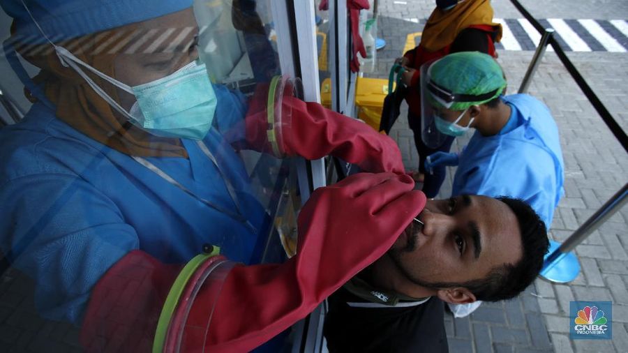 Tenaga kesehatan menggunakan alat pelindung diri (APD) mengambil sampel darah dengan metode swab test di GSI Lab (Genomik Solidaritas Indonesia Laboratorium), Cilandak, Jakarta Selatan, Rabu (30/9/2020). (CNBC Indonesia/Tri Susilo)
Untuk memutus rantai penularan Covid-19, Genomik Solidaritas Indonesia (GSI Lab) membuka laboratorium tes PCR berstandar Biosafety Level (BSL) 2+.
Laboraturium GSI Lab dirancang untuk memberikan pelayanan tes PCR yang tidak hanya bersekala masif, namun jugamemberikan hasil tes yabg cepat sehinggal hasil tes dapat diakses pada hari yang sama atau setidaknya H+1 (setelah tes).
Untuk pasien drive thru sehari bisa 500 orang sedangkan SCR 5000 sempel perharinya. (CNBC Indonesia/ Tri Susilo)
