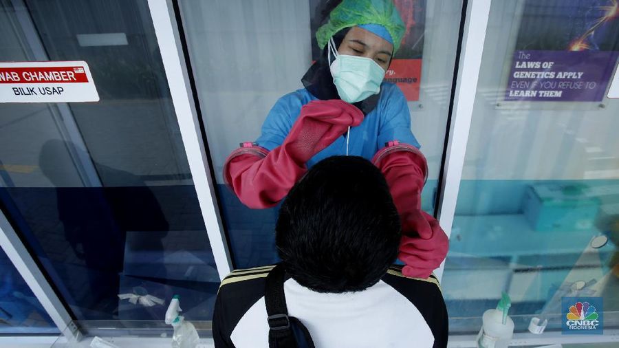 Tenaga kesehatan menggunakan alat pelindung diri (APD) mengambil sampel darah dengan metode swab test di GSI Lab (Genomik Solidaritas Indonesia Laboratorium), Cilandak, Jakarta Selatan, Rabu (30/9/2020). (CNBC Indonesia/Tri Susilo)

Untuk memutus rantai penularan Covid-19, Genomik Solidaritas Indonesia (GSI Lab) membuka laboratorium tes PCR berstandar Biosafety Level (BSL) 2+. 

Laboraturium GSI Lab dirancang untuk memberikan pelayanan tes PCR yang tidak hanya bersekala masif, namun jugamemberikan hasil tes yabg cepat sehinggal hasil tes dapat diakses pada hari yang sama atau setidaknya H+1 (setelah tes).  

Untuk pasien drive thru sehari bisa 500 orang sedangkan SCR 5000 sempel perharinya.  (CNBC Indonesia/ Tri Susilo)