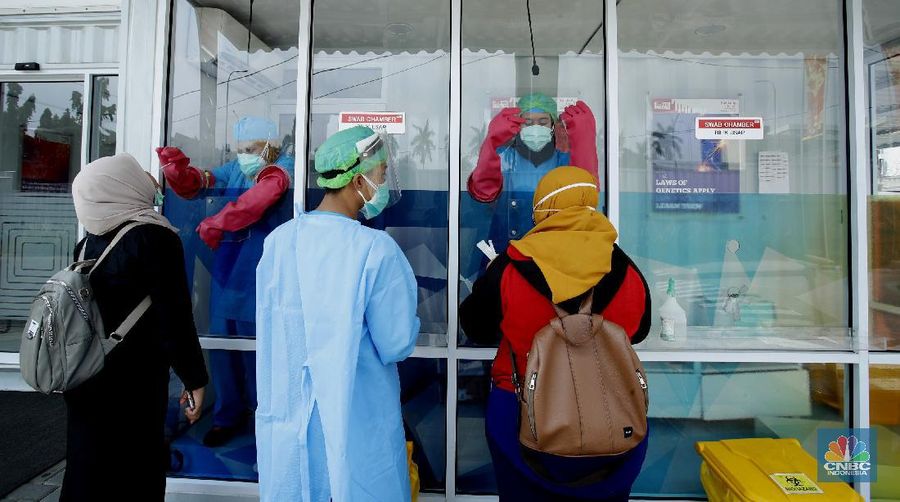 Tenaga kesehatan menggunakan alat pelindung diri (APD) mengambil sampel darah dengan metode swab test di GSI Lab (Genomik Solidaritas Indonesia Laboratorium), Cilandak, Jakarta Selatan, Rabu (30/9/2020). (CNBC Indonesia/Tri Susilo)

Untuk memutus rantai penularan Covid-19, Genomik Solidaritas Indonesia (GSI Lab) membuka laboratorium tes PCR berstandar Biosafety Level (BSL) 2+. 

Laboraturium GSI Lab dirancang untuk memberikan pelayanan tes PCR yang tidak hanya bersekala masif, namun jugamemberikan hasil tes yabg cepat sehinggal hasil tes dapat diakses pada hari yang sama atau setidaknya H+1 (setelah tes).  

Untuk pasien drive thru sehari bisa 500 orang sedangkan SCR 5000 sempel perharinya.  (CNBC Indonesia/ Tri Susilo)