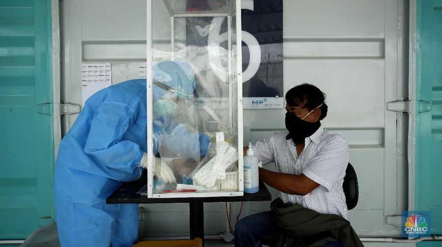 Tenaga kesehatan menggunakan alat pelindung diri (APD) mengambil sampel darah dengan metode swab test di GSI Lab (Genomik Solidaritas Indonesia Laboratorium), Cilandak, Jakarta Selatan, Rabu (30/9/2020). (CNBC Indonesia/Tri Susilo)

Untuk memutus rantai penularan Covid-19, Genomik Solidaritas Indonesia (GSI Lab) membuka laboratorium tes PCR berstandar Biosafety Level (BSL) 2+. 

Laboraturium GSI Lab dirancang untuk memberikan pelayanan tes PCR yang tidak hanya bersekala masif, namun jugamemberikan hasil tes yabg cepat sehinggal hasil tes dapat diakses pada hari yang sama atau setidaknya H+1 (setelah tes).  

Untuk pasien drive thru sehari bisa 500 orang sedangkan SCR 5000 sempel perharinya.  (CNBC Indonesia/ Tri Susilo)