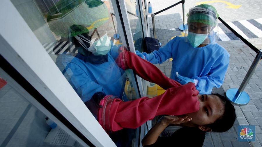 Tenaga kesehatan menggunakan alat pelindung diri (APD) mengambil sampel darah dengan metode swab test di GSI Lab (Genomik Solidaritas Indonesia Laboratorium), Cilandak, Jakarta Selatan, Rabu (30/9/2020). (CNBC Indonesia/Tri Susilo)
Untuk memutus rantai penularan Covid-19, Genomik Solidaritas Indonesia (GSI Lab) membuka laboratorium tes PCR berstandar Biosafety Level (BSL) 2+.
Laboraturium GSI Lab dirancang untuk memberikan pelayanan tes PCR yang tidak hanya bersekala masif, namun jugamemberikan hasil tes yabg cepat sehinggal hasil tes dapat diakses pada hari yang sama atau setidaknya H+1 (setelah tes).
Untuk pasien drive thru sehari bisa 500 orang sedangkan SCR 5000 sempel perharinya. (CNBC Indonesia/ Tri Susilo)