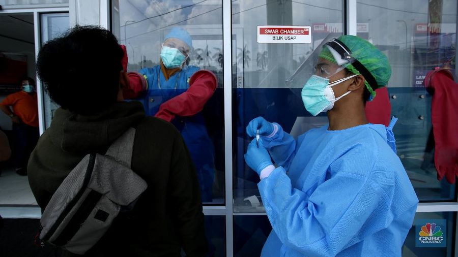 Tenaga kesehatan menggunakan alat pelindung diri (APD) mengambil sampel darah dengan metode swab test di GSI Lab (Genomik Solidaritas Indonesia Laboratorium), Cilandak, Jakarta Selatan, Rabu (30/9/2020). (CNBC Indonesia/Tri Susilo)
Untuk memutus rantai penularan Covid-19, Genomik Solidaritas Indonesia (GSI Lab) membuka laboratorium tes PCR berstandar Biosafety Level (BSL) 2+.
Laboraturium GSI Lab dirancang untuk memberikan pelayanan tes PCR yang tidak hanya bersekala masif, namun jugamemberikan hasil tes yabg cepat sehinggal hasil tes dapat diakses pada hari yang sama atau setidaknya H+1 (setelah tes).
Untuk pasien drive thru sehari bisa 500 orang sedangkan SCR 5000 sempel perharinya. (CNBC Indonesia/ Tri Susilo)