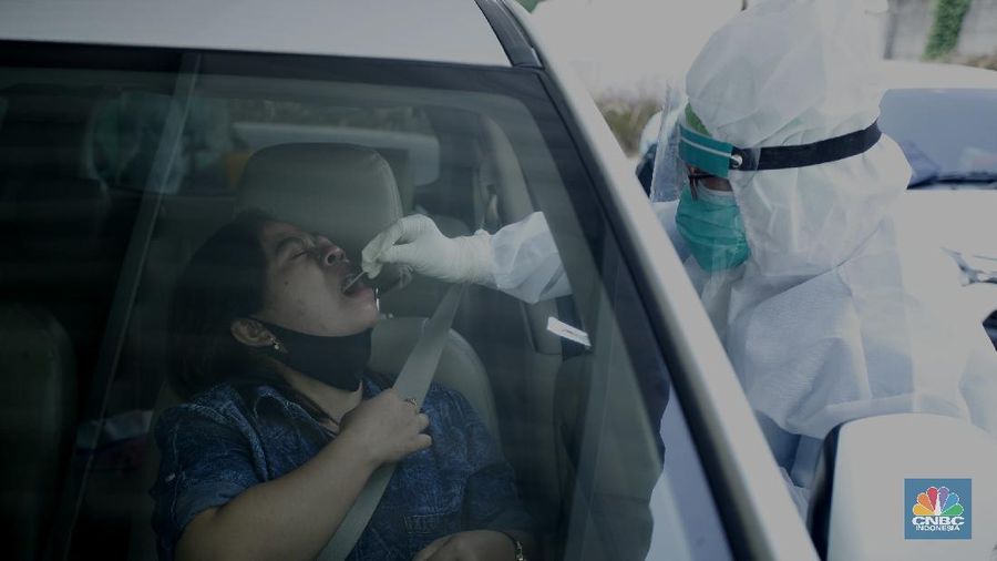 Tenaga kesehatan menggunakan alat pelindung diri (APD) mengambil sampel darah dengan metode swab test di GSI Lab (Genomik Solidaritas Indonesia Laboratorium), Cilandak, Jakarta Selatan, Rabu (30/9/2020). (CNBC Indonesia/Tri Susilo)

Untuk memutus rantai penularan Covid-19, Genomik Solidaritas Indonesia (GSI Lab) membuka laboratorium tes PCR berstandar Biosafety Level (BSL) 2+. 

Laboraturium GSI Lab dirancang untuk memberikan pelayanan tes PCR yang tidak hanya bersekala masif, namun jugamemberikan hasil tes yabg cepat sehinggal hasil tes dapat diakses pada hari yang sama atau setidaknya H+1 (setelah tes).  

Untuk pasien drive thru sehari bisa 500 orang sedangkan SCR 5000 sempel perharinya.  (CNBC Indonesia/ Tri Susilo)
