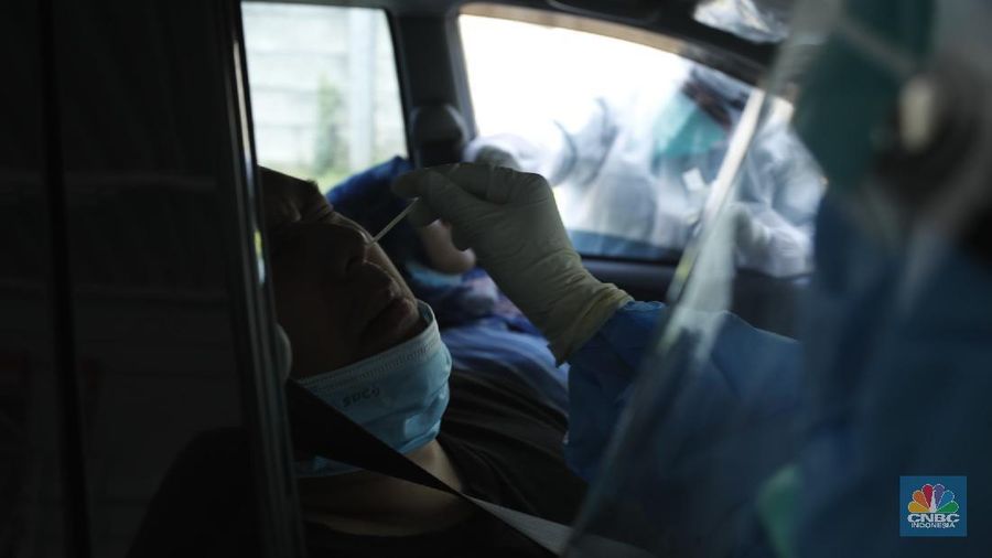 Tenaga kesehatan menggunakan alat pelindung diri (APD) mengambil sampel darah dengan metode swab test di GSI Lab (Genomik Solidaritas Indonesia Laboratorium), Cilandak, Jakarta Selatan, Rabu (30/9/2020). (CNBC Indonesia/Tri Susilo)
Untuk memutus rantai penularan Covid-19, Genomik Solidaritas Indonesia (GSI Lab) membuka laboratorium tes PCR berstandar Biosafety Level (BSL) 2+.
Laboraturium GSI Lab dirancang untuk memberikan pelayanan tes PCR yang tidak hanya bersekala masif, namun jugamemberikan hasil tes yabg cepat sehinggal hasil tes dapat diakses pada hari yang sama atau setidaknya H+1 (setelah tes).
Untuk pasien drive thru sehari bisa 500 orang sedangkan SCR 5000 sempel perharinya. (CNBC Indonesia/ Tri Susilo)