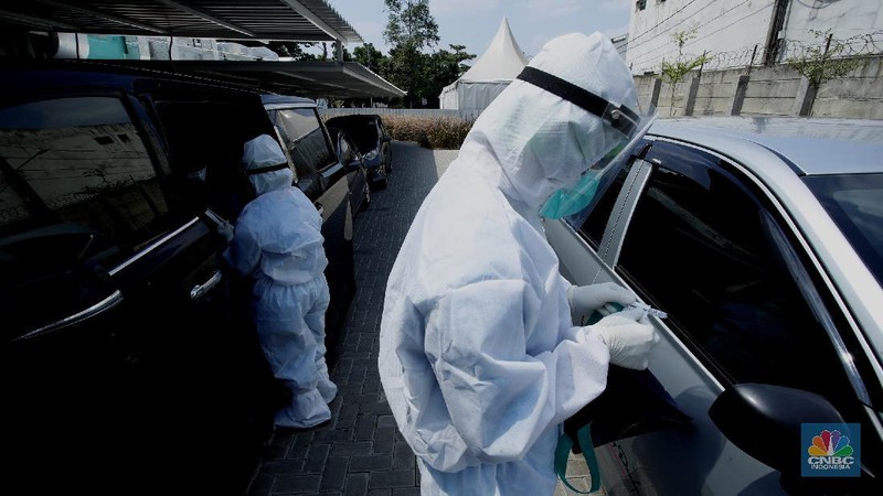 Tenaga kesehatan menggunakan alat pelindung diri (APD) mengambil sampel darah dengan metode swab test di GSI Lab (Genomik Solidaritas Indonesia Laboratorium), Cilandak, Jakarta Selatan, Rabu (30/9/2020). (CNBC Indonesia/Tri Susilo)

Untuk memutus rantai penularan Covid-19, Genomik Solidaritas Indonesia (GSI Lab) membuka laboratorium tes PCR berstandar Biosafety Level (BSL) 2+. 

Laboraturium GSI Lab dirancang untuk memberikan pelayanan tes PCR yang tidak hanya bersekala masif, namun jugamemberikan hasil tes yabg cepat sehinggal hasil tes dapat diakses pada hari yang sama atau setidaknya H+1 (setelah tes).  

Untuk pasien drive thru sehari bisa 500 orang sedangkan SCR 5000 sempel perharinya.  (CNBC Indonesia/ Tri Susilo)