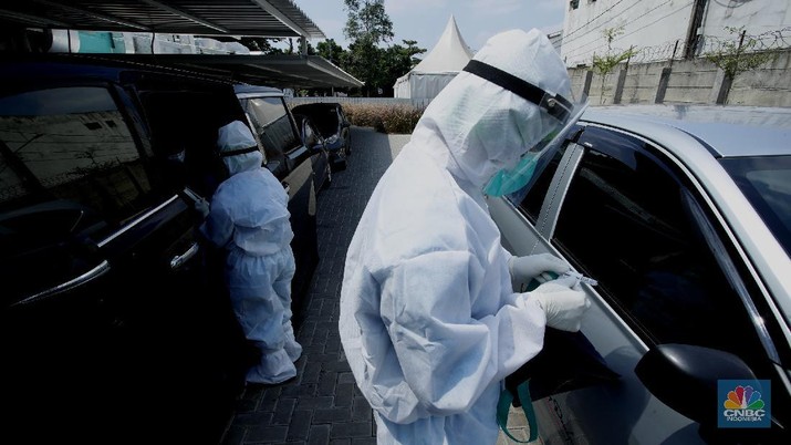 Tes Swab Tenaga kesehatan menggunakan alat pelindung diri (APD) mengambil sampel darah dengan metode swab test di GSI Lab (Genomik Solidaritas Indonesia Laboratorium), Cilandak, Jakarta Selatan, Rabu (30/9/2020). (CNBC Indonesia/Tri Susilo)
Untuk memutus rantai penularan Covid-19, Genomik Solidaritas Indonesia (GSI Lab) membuka laboratorium tes PCR berstandar Biosafety Level (BSL) 2+.
Laboraturium GSI Lab dirancang untuk memberikan pelayanan tes PCR yang tidak hanya bersekala masif, namun jugamemberikan hasil tes yabg cepat sehinggal hasil tes dapat diakses pada hari yang sama atau setidaknya H+1 (setelah tes).
Untuk pasien drive thru sehari bisa 500 orang sedangkan SCR 5000 sempel perharinya. (CNBC Indonesia/ Tri Susilo)