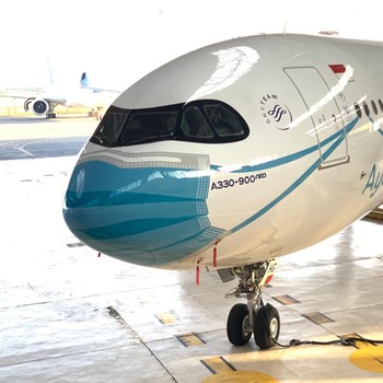 Keren! Penampakan Pesawat Garuda Pakai Masker