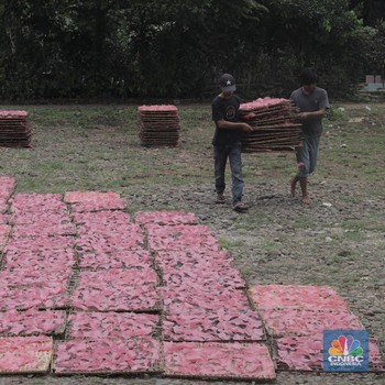 Industri Rumahan Kerupuk Merah Bertahan Saat Pandemi Covid-19