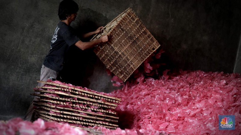 Pekerja mengangkat kerupuk merah yang dikeringkan di kawasan Karadenan Cibinong kab Bogor, Jawa Barat, Kamis, 1/10. Dalam satu minggu industri rumahan tersebut mampu memproduksi sebanyak lima kwintal kerupuk dengan harga jual Rp15 ribu per kilo.  Kerupuk merah ini dijual hingga ke berbagai wilayah di Jabodetabek. Pengusaha mengaku produksi kerupuk menurun hingga 30 persen akibat daya beli masyarakat turun pada pandemi COVID-19. Badan Pusat Statistik (BPS) mengumumkan telah terjadi deflasi selama tiga bulan berturut-turut, yaitu sebesar 0,10% pada Juli, 0,05% pada Agustus, dan 0,05% di September 2020. Kepala BPS Suhariyanto mengatakan, terjadinya deflasi selama dua bulan berturut-turut menandakan daya beli masyarakat atau tingkat konsumsi rumah tangga melemah dan butuh waktu untuk kembali ke titik normal. 