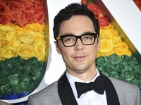 Aktor Jim Parsons Berbagi Pengalaman Saat Terinfeksi Covid-19