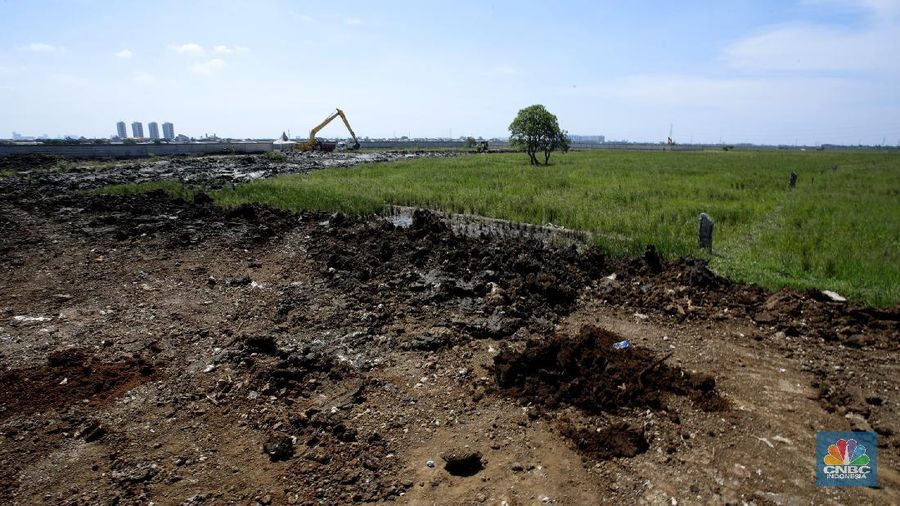 Pekerja menggunakan alat berat sedang menyelesaikan penggarapan lahan untuk dijadikan tempat pemakaman umum (TPU) Rorotan, Jakarta (1/10/2020). 

Pemerintah Provinsi DKI Jakarta menyiapkan TPU Rorotan sebagai tempat pemakaman Covid-19.

Penggarapan lahan seluas 2 hektar di TPU Rorotan, Jakarta Utara ini menyusul kian menipisnya lahan pemakaman Covid-19 di TPU Tegal Alur dan TPU Pondok Ranggon.

Pantauan CNBC Indonesia dilapangan pengerjaan baru hanya beberapa persen saja, pengerjaan baru membuat jalur menuju ke dalam makam dan disisi kanan dan kiri baru pengurukan tanah.

Pengerjaan lahan untuk TPU Rorotan ini membutuhkan 7 alat berat ekskavator, 30 truck pengangkut tanah dan 1 truk penggiling.

Menurut Rubianto (32) kepala keamanan setempat 