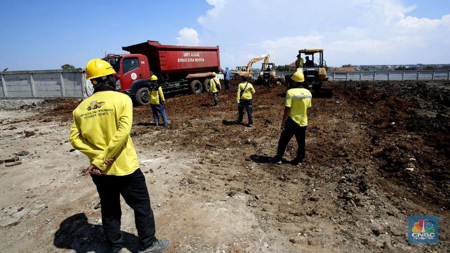 Pekerja menggunakan alat berat sedang menyelesaikan penggarapan lahan untuk dijadikan tempat pemakaman umum (TPU) Rorotan, Jakarta (1/10/2020).
Pemerintah Provinsi DKI Jakarta menyiapkan TPU Rorotan sebagai tempat pemakaman Covid-19.
Penggarapan lahan seluas 2 hektar di TPU Rorotan, Jakarta Utara ini menyusul kian menipisnya lahan pemakaman Covid-19 di TPU Tegal Alur dan TPU Pondok Ranggon.
Pantauan CNBC Indonesia dilapangan pengerjaan baru hanya beberapa persen saja, pengerjaan baru membuat jalur menuju ke dalam makam dan disisi kanan dan kiri baru pengurukan tanah.
Pengerjaan lahan untuk TPU Rorotan ini membutuhkan 7 alat berat ekskavator, 30 truck pengangkut tanah dan 1 truk penggiling.
Menurut Rubianto (32) kepala keamanan setempat