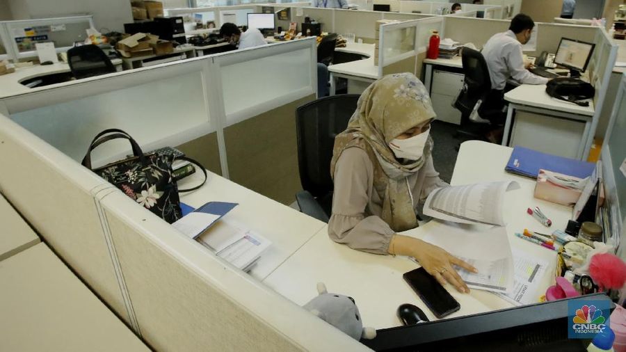 Petugas pengawasan Pembatasan Sosial Bersekala Besar (PSBB) Dinas Tenaga Kerja Transmigrasi dan Energi Provinsi DKI Jakarta melakukan penyegelan ruang perkantoran didaerah Sudirman, Jakarta (1/10/2020). 

Sejumlah perusahaan ditutup sementara pada saat Pembatasan Sosial Bersekala Besar (PSBB) ketat di DKI Jakarta, Total saat ini ada 113 perkantoran yang di tutup sementara.  
Penutupan itu berasal dari ratusan perkantoran yang dilakukan inspeksi mendadak (sidak). (CNBC Indonesia/ Tri Susilo)
