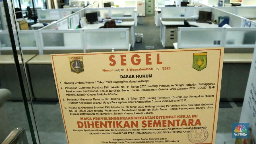 Petugas pengawasan Pembatasan Sosial Bersekala Besar (PSBB) Dinas Tenaga Kerja Transmigrasi dan Energi Provinsi DKI Jakarta melakukan penyegelan ruang perkantoran didaerah Sudirman, Jakarta (1/10/2020). 

Sejumlah perusahaan ditutup sementara pada saat Pembatasan Sosial Bersekala Besar (PSBB) ketat di DKI Jakarta, Total saat ini ada 113 perkantoran yang di tutup sementara.  
Penutupan itu berasal dari ratusan perkantoran yang dilakukan inspeksi mendadak (sidak). (CNBC Indonesia/ Tri Susilo)