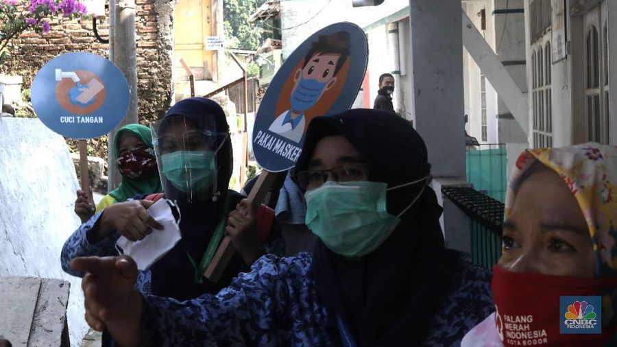 Petugas puskesmas dan Kelurahan Tanah Sereal membawa papan peringatan sosialisasi gerakan 3M di kawasan pemukiman warga di Tanah Sereal, Kota Bogor, Jawa Barat, Kamis 1/10.

Dinas Kesehatan Pemerintah Kabupaten (Pemkab) Bogor, Jawa Barat, gencar menyosialisasikan tentang virus corona atau COVID-19 .
Petugas puskesmas Tanah sereal Bogor  berkoordinasi dengan para petugas kelurahan setelah menerima materi mengenai COVID-19 dari Dinkes Kabupaten Bogor.

Petugas kelurahan dan puskesmas ini juga bertugas untuk bertugas melakukan edukasi dan pengawasan protokol kesehatan 3M di lingkungan.

Kepala kelurahan Tanah Sereal Bogor, Djodjo mengatakan, untuk menggencarkan sosialisasi gerakan 3M tersebut  pihaknya berkeliling kesetiap rumah di kawasan sekitar RW selama satu bulan.

