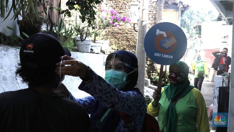 Petugas puskesmas dan Kelurahan Tanah Sereal membawa papan peringatan sosialisasi gerakan 3M di kawasan pemukiman warga di Tanah Sereal, Kota Bogor, Jawa Barat, Kamis 1/10.

Dinas Kesehatan Pemerintah Kabupaten (Pemkab) Bogor, Jawa Barat, gencar menyosialisasikan tentang virus corona atau COVID-19 .
Petugas puskesmas Tanah sereal Bogor  berkoordinasi dengan para petugas kelurahan setelah menerima materi mengenai COVID-19 dari Dinkes Kabupaten Bogor.

Petugas kelurahan dan puskesmas ini juga bertugas untuk bertugas melakukan edukasi dan pengawasan protokol kesehatan 3M di lingkungan.

Kepala kelurahan Tanah Sereal Bogor, Djodjo mengatakan, untuk menggencarkan sosialisasi gerakan 3M tersebut  pihaknya berkeliling kesetiap rumah di kawasan sekitar RW selama satu bulan.


