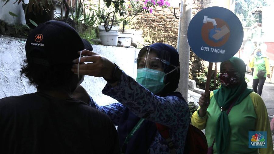Petugas puskesmas dan Kelurahan Tanah Sereal membawa papan peringatan sosialisasi gerakan 3M di kawasan pemukiman warga di Tanah Sereal, Kota Bogor, Jawa Barat, Kamis 1/10.

Dinas Kesehatan Pemerintah Kabupaten (Pemkab) Bogor, Jawa Barat, gencar menyosialisasikan tentang virus corona atau COVID-19 .
Petugas puskesmas Tanah sereal Bogor  berkoordinasi dengan para petugas kelurahan setelah menerima materi mengenai COVID-19 dari Dinkes Kabupaten Bogor.

Petugas kelurahan dan puskesmas ini juga bertugas untuk bertugas melakukan edukasi dan pengawasan protokol kesehatan 3M di lingkungan.

Kepala kelurahan Tanah Sereal Bogor, Djodjo mengatakan, untuk menggencarkan sosialisasi gerakan 3M tersebut  pihaknya berkeliling kesetiap rumah di kawasan sekitar RW selama satu bulan.

