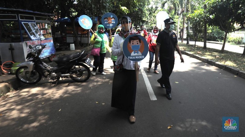 Petugas puskesmas dan Kelurahan Tanah Sereal membawa papan peringatan sosialisasi gerakan 3M di kawasan pemukiman warga di Tanah Sereal, Kota Bogor, Jawa Barat, Kamis 1/10.

Dinas Kesehatan Pemerintah Kabupaten (Pemkab) Bogor, Jawa Barat, gencar menyosialisasikan tentang virus corona atau COVID-19 .
Petugas puskesmas Tanah sereal Bogor  berkoordinasi dengan para petugas kelurahan setelah menerima materi mengenai COVID-19 dari Dinkes Kabupaten Bogor.

Petugas kelurahan dan puskesmas ini juga bertugas untuk bertugas melakukan edukasi dan pengawasan protokol kesehatan 3M di lingkungan.

Kepala kelurahan Tanah Sereal Bogor, Djodjo mengatakan, untuk menggencarkan sosialisasi gerakan 3M tersebut  pihaknya berkeliling kesetiap rumah di kawasan sekitar RW selama satu bulan.

