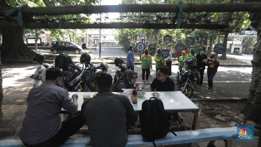 Petugas puskesmas dan Kelurahan Tanah Sereal membawa papan peringatan sosialisasi gerakan 3M di kawasan pemukiman warga di Tanah Sereal, Kota Bogor, Jawa Barat, Kamis 1/10.

Dinas Kesehatan Pemerintah Kabupaten (Pemkab) Bogor, Jawa Barat, gencar menyosialisasikan tentang virus corona atau COVID-19 .
Petugas puskesmas Tanah sereal Bogor  berkoordinasi dengan para petugas kelurahan setelah menerima materi mengenai COVID-19 dari Dinkes Kabupaten Bogor.

Petugas kelurahan dan puskesmas ini juga bertugas untuk bertugas melakukan edukasi dan pengawasan protokol kesehatan 3M di lingkungan.

Kepala kelurahan Tanah Sereal Bogor, Djodjo mengatakan, untuk menggencarkan sosialisasi gerakan 3M tersebut  pihaknya berkeliling kesetiap rumah di kawasan sekitar RW selama satu bulan.

