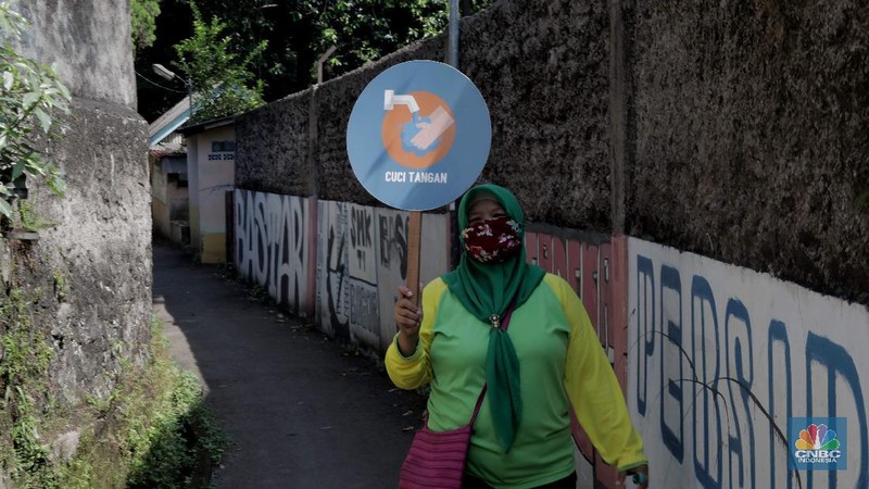Petugas puskesmas dan Kelurahan Tanah Sereal membawa papan peringatan sosialisasi gerakan 3M di kawasan pemukiman warga di Tanah Sereal, Kota Bogor, Jawa Barat, Kamis 1/10.

Dinas Kesehatan Pemerintah Kabupaten (Pemkab) Bogor, Jawa Barat, gencar menyosialisasikan tentang virus corona atau COVID-19 .
Petugas puskesmas Tanah sereal Bogor  berkoordinasi dengan para petugas kelurahan setelah menerima materi mengenai COVID-19 dari Dinkes Kabupaten Bogor.

Petugas kelurahan dan puskesmas ini juga bertugas untuk bertugas melakukan edukasi dan pengawasan protokol kesehatan 3M di lingkungan.

Kepala kelurahan Tanah Sereal Bogor, Djodjo mengatakan, untuk menggencarkan sosialisasi gerakan 3M tersebut  pihaknya berkeliling kesetiap rumah di kawasan sekitar RW selama satu bulan.

