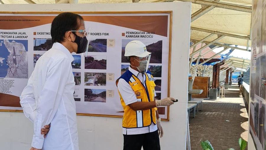 Bambang E. Marsono, Direktur Utama Brantas Abipraya sedang memberikan paparan penjelasan konsep desain penataan waterfront di Pantai Marina Bukit Pramuka, Labuan Bajo kepada Presiden Joko Widodo. (1/10). (Dok Brantas Abipraya)