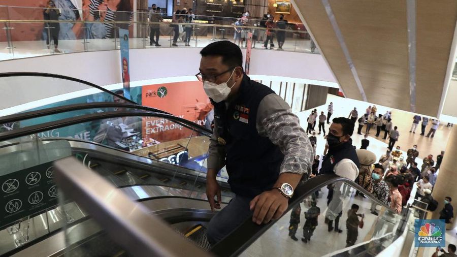 Gubernur Jawa Barat Ridwan Kamil  yang juga Ketua Gugus Tugas Percepatan Penanggulangan Covid-19 Jawa Barat melakukan inspeksi ke mall  The Park Kawasan Sawangan, Depok, Jawa Barat, Jumat (2/10). Hari ini Ridwan Kamil memulai aktifitas rutinnya di Kota Depok. Pihaknya memberikan atensi pada wilayah Bodebek terutama Depok yang pada akhir tahun ini akan menyelenggarakan Pilkada Serentak.  Pantauan CNBC Indonesia Ridwan Kamil bersama pejabat setempat berkeliling mall dan melihat standar kesehatan yang ditetapkan mall The Park. Seperti diketahui Gubernur Jawa Barat Ridwan Kamil melarang restoran, kafe, rumah makan, warung dan usaha sejenis di wilayah Bodebek melayani pembelian makanan di tempat (dine-in). Pasalnya wilayah tersebut berada di zona merah penyebaran COVID-19.  Aturan itu dituangkan dalam Instruksi Gubernur Jawa Barat Nomor 443/07/Hukham tentang Pengendalian Penyebaran Coronavirus Disease (COVID-19) di Restoran, Kafe, Rumah Makan, Warung dan Usaha Sejenis. Surat itu ditandatangani Ridwan Kamil dan diterbitkan pada 30 September 2020.