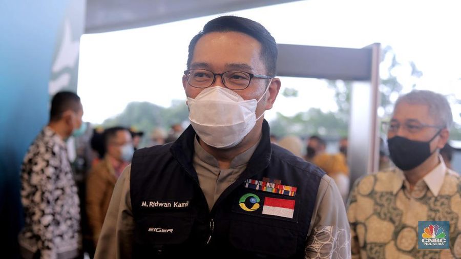 Gubernur Jawa Barat Ridwan Kamil yang juga Ketua Gugus Tugas Percepatan Penanggulangan Covid-19 Jawa Barat melakukan inspeksi ke mall The Park Kawasan Sawangan, Depok, Jawa Barat, Jumat (2/10). Hari ini Ridwan Kamil memulai aktifitas rutinnya di Kota Depok. Pihaknya memberikan atensi pada wilayah Bodebek terutama Depok yang pada akhir tahun ini akan menyelenggarakan Pilkada Serentak. Pantauan CNBC Indonesia Ridwan Kamil bersama pejabat setempat berkeliling mall dan melihat standar kesehatan yang ditetapkan mall The Park. Seperti diketahui Gubernur Jawa Barat Ridwan Kamil melarang restoran, kafe, rumah makan, warung dan usaha sejenis di wilayah Bodebek melayani pembelian makanan di tempat (dine-in). Pasalnya wilayah tersebut berada di zona merah penyebaran COVID-19. Aturan itu dituangkan dalam Instruksi Gubernur Jawa Barat Nomor 443/07/Hukham tentang Pengendalian Penyebaran Coronavirus Disease (COVID-19) di Restoran, Kafe, Rumah Makan, Warung dan Usaha Sejenis. Surat itu ditandatangani Ridwan Kamil dan diterbitkan pada 30 September 2020.