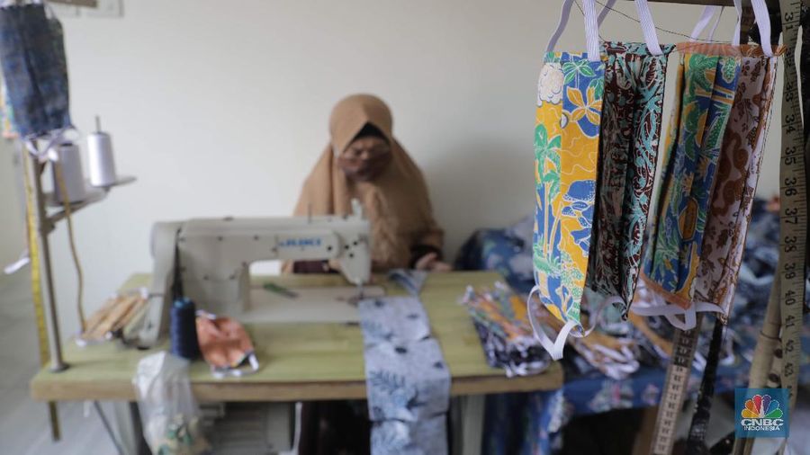 Perajin memproduksi masker batik di Sentra Kerajinan Batik Tradisiku, Kota Bogor, Jawa Barat, Jumat (2/10/2020). Pemerintah tanggal 2 Oktober sebagai Hari Batik Nasional. Penetapan tersebut berlandaskan keputusan Perserikatan Bangsa-Bangsa (PBB) yang menetapkan batik menjadi warisan budaya dunia dari Indonesia. Galeri Batik ini merupakan salah satu pusat di mana pengunjung dapat melihat dan memesan batik yang desainnya amat kental dengan nuansa Kota Bogor. Biasanya wisatawan yang hadir ke Bogor bisa melihat dan mengunjungi Galeri Batik ini. Karena adanya aturan PSBB  membuat turis asing tidak bisa datang. Ragam desainnya pun rupa-rupa mulai dari motif hujan gerimis, kujang, Kebun Raya, Istana Bogor, dan Batu Tulis. Untuk saat ini perajin sedang garap masker dengan motif batik standar SNI. Seperti diketahui Badan Standardisasi Nasional (BSN) mengeluarkan spesifikasi masker kain ber-SNI yang terbagi menjadi tiga tipe berdasarkan penggunaannya, antara lain tipe A untuk penggunaan umum, tipe B untuk penggunaan filtrasi bakteri, dan tipe C untuk penggunaan filtrasi partikel. (CNBC Indonesia/ Muhammad Sabki